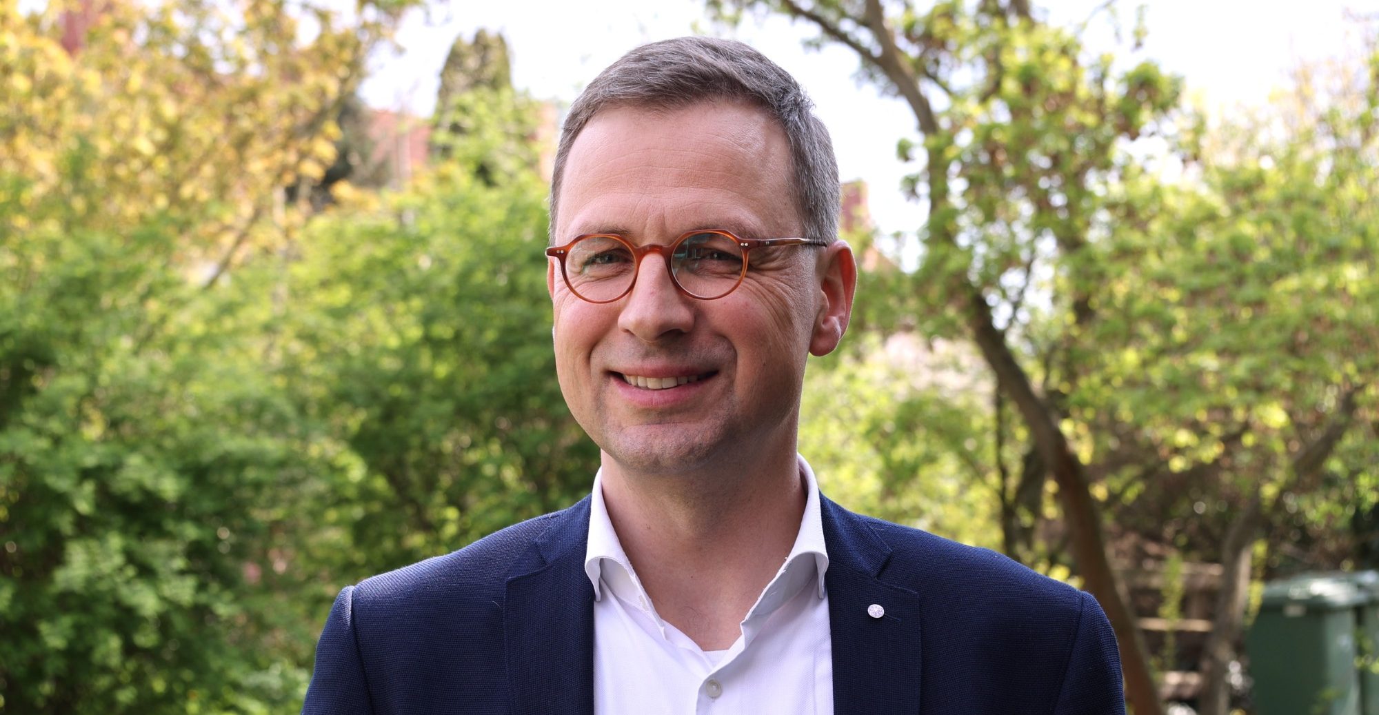 Proben einer Theateraufführung mit Schauspielern und Musiker:innen auf der Bühne.