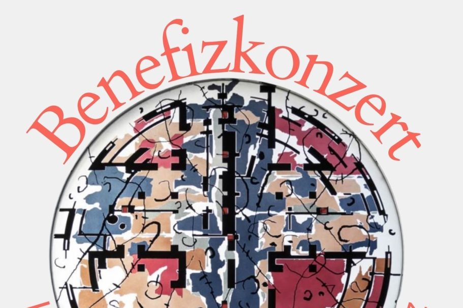 Offenes Buch zwischen Büchern in einer gemütlichen Buchhandlung.