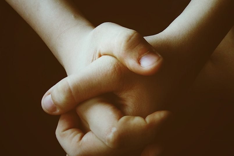 Frau mit Kreuz und Tisch, im Hintergrund Musiker mit Instrumenten.