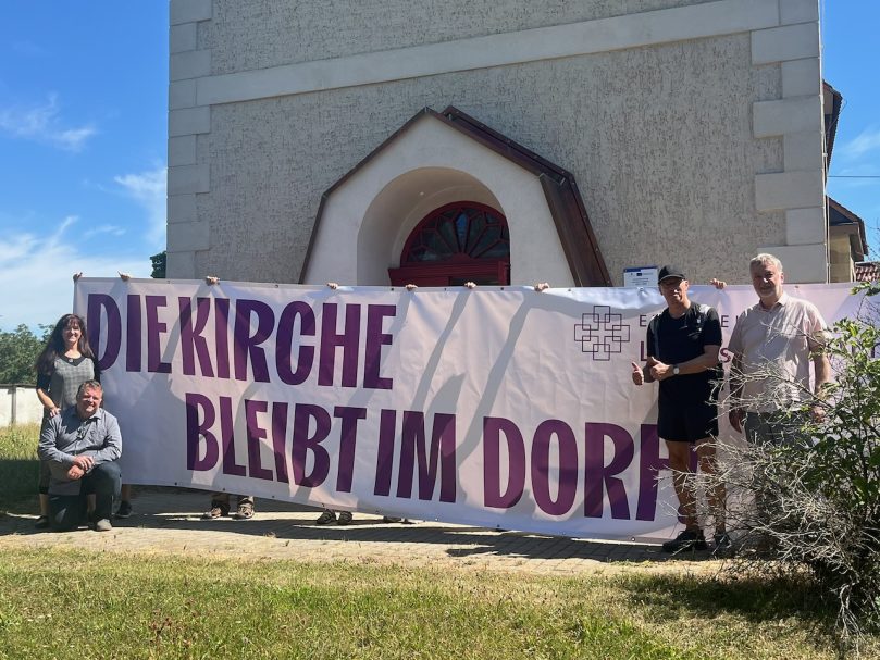 Auch in Crüchern ist das Banner angekommen und wird demnächst befestigt.