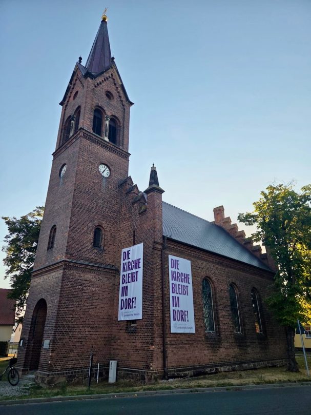 Doppelt hält besser ist die Devise in Elsnigk: zwei Banner an der Kirche