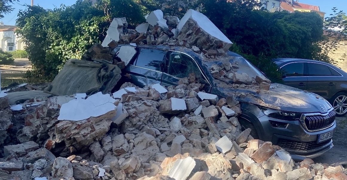Proben einer Theateraufführung mit Schauspielern und Musiker:innen auf der Bühne.