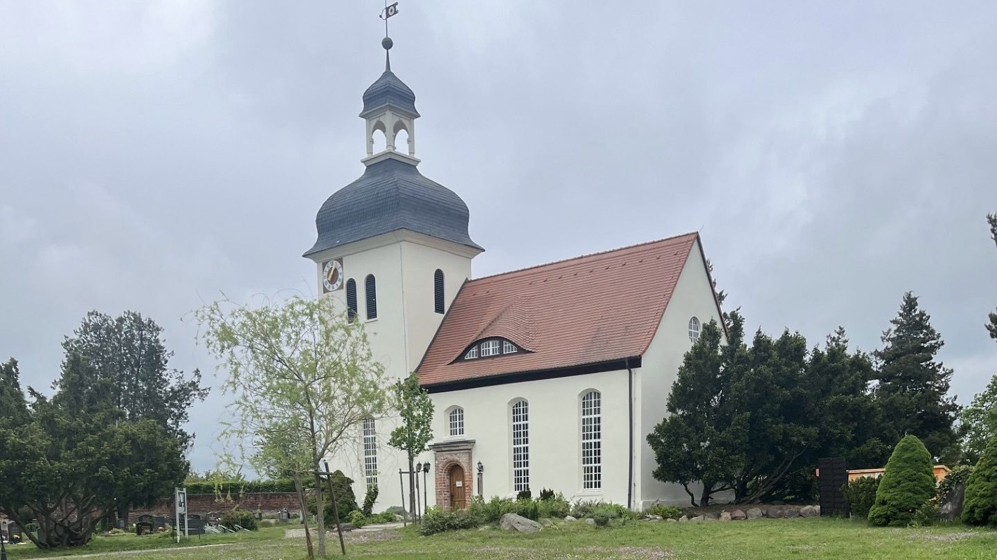Proben einer Theateraufführung mit Schauspielern und Musiker:innen auf der Bühne.