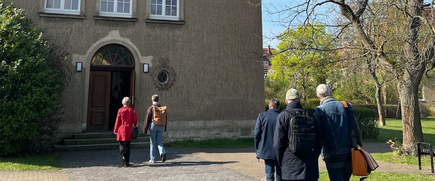 Proben einer Theateraufführung mit Schauspielern und Musiker:innen auf der Bühne.