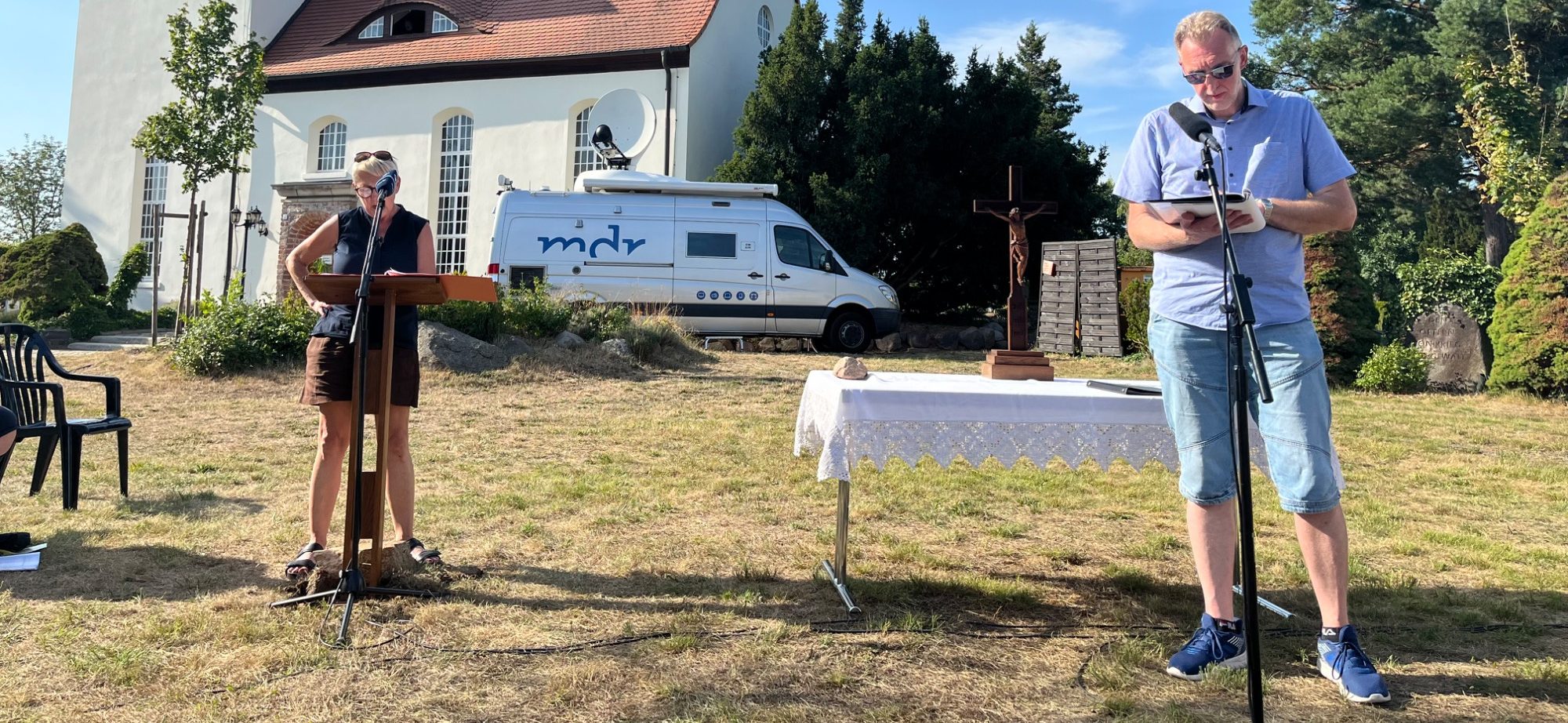 Proben einer Theateraufführung mit Schauspielern und Musiker:innen auf der Bühne.