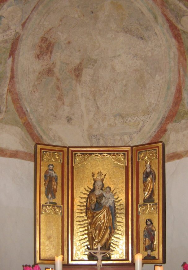 Goldener Altar mit religiösen Darstellungen, darüber eine deckenhohe Freske.