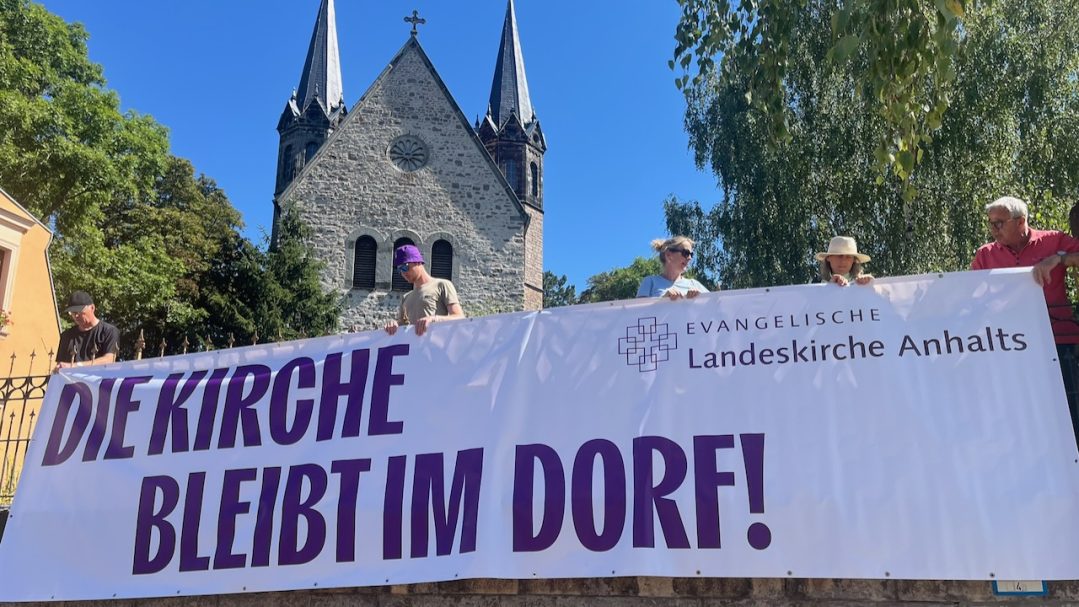 In Aderstedt kommt das Banner an den Zaun vor der Kirche.