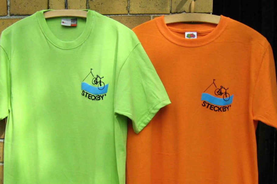 Offenes Buch zwischen Büchern in einer gemütlichen Buchhandlung.