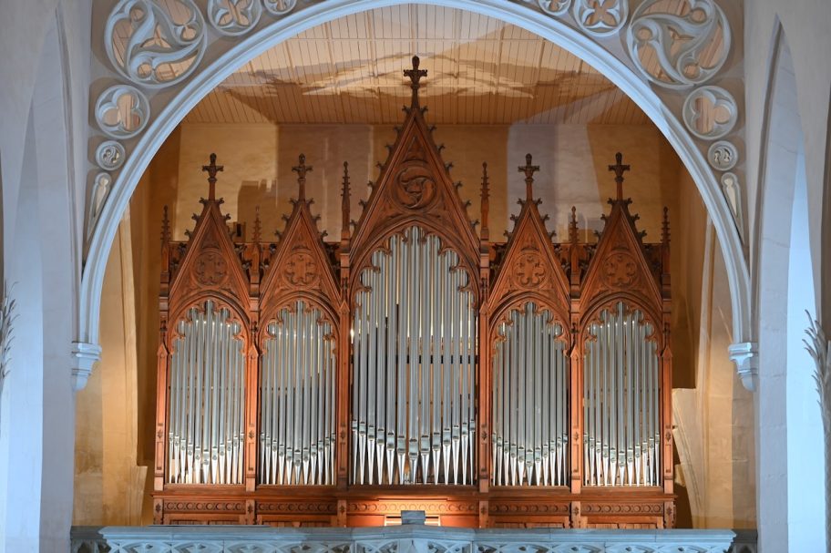 Historische Orgel mit kunstvoll geschnitztem Holzgehäuse in einer Kirche.