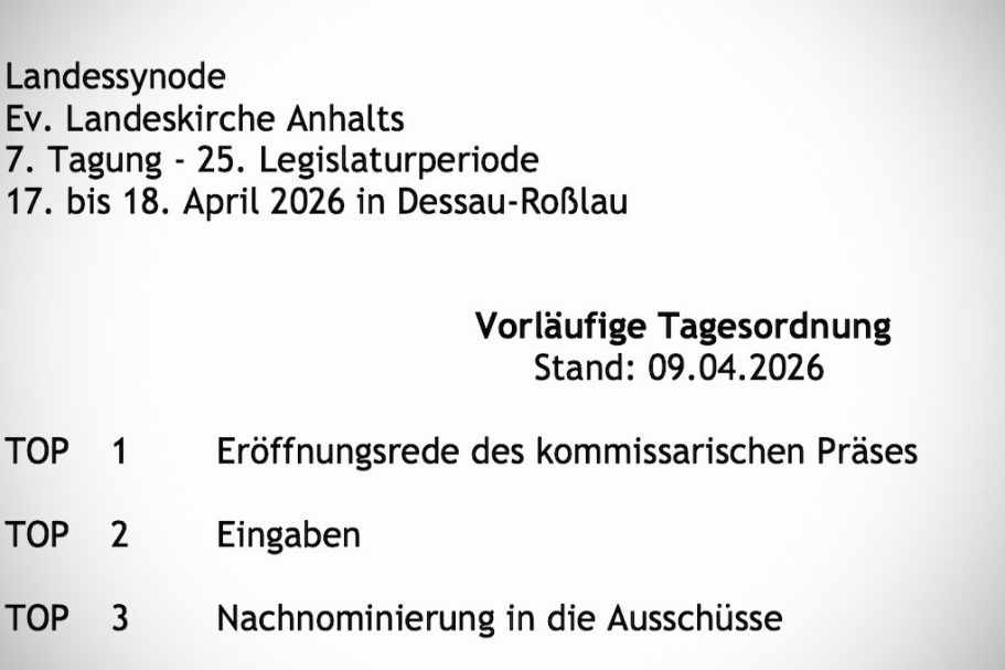 Ein Schreibtisch mit einer Zeitung, einem Tablet und einer Tasse Kaffee.