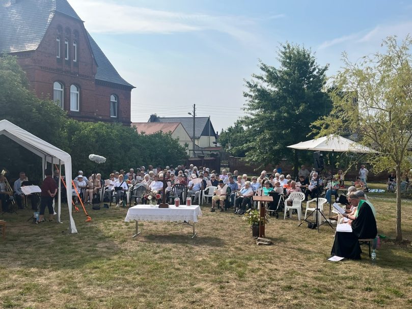 Die Besucherinnen und Besucher des Gottesdienstes sind da.