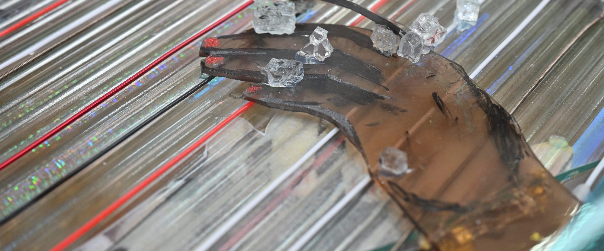 Zwei T-Shirts in Neon-Grün und Orange, jeweils mit einem Boot-Design.