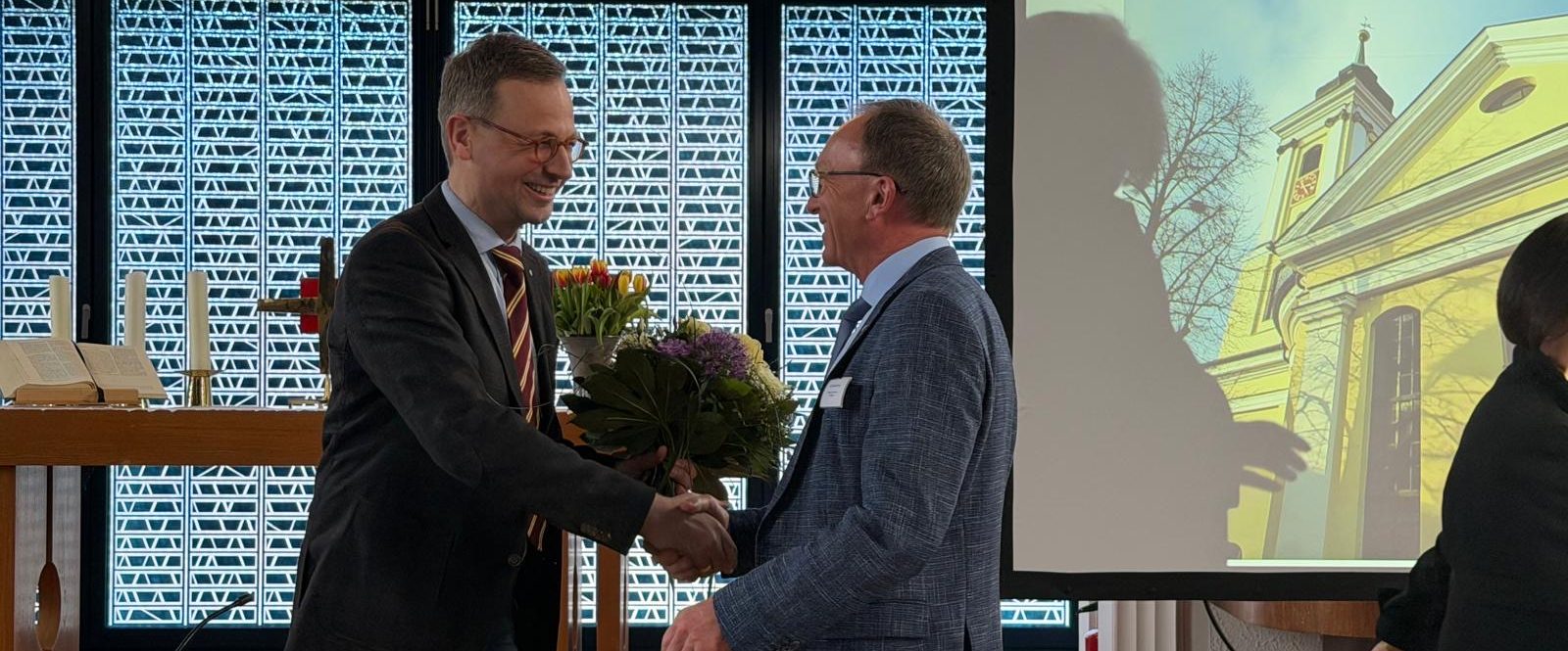 Historische Kirchenzeitschrift mit Titel und Druckdatum oben. Bilder von Kirchen im unteren Bereich.