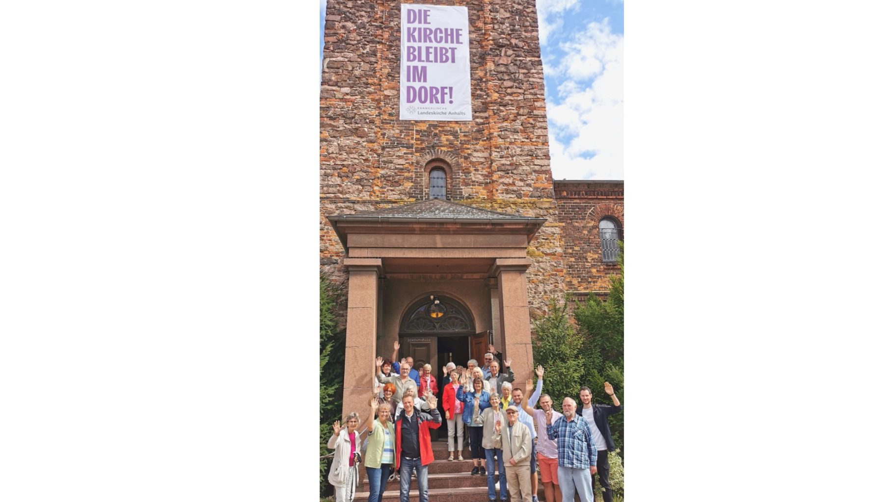 Die Großbadegaster vor der Kirche mit Banner